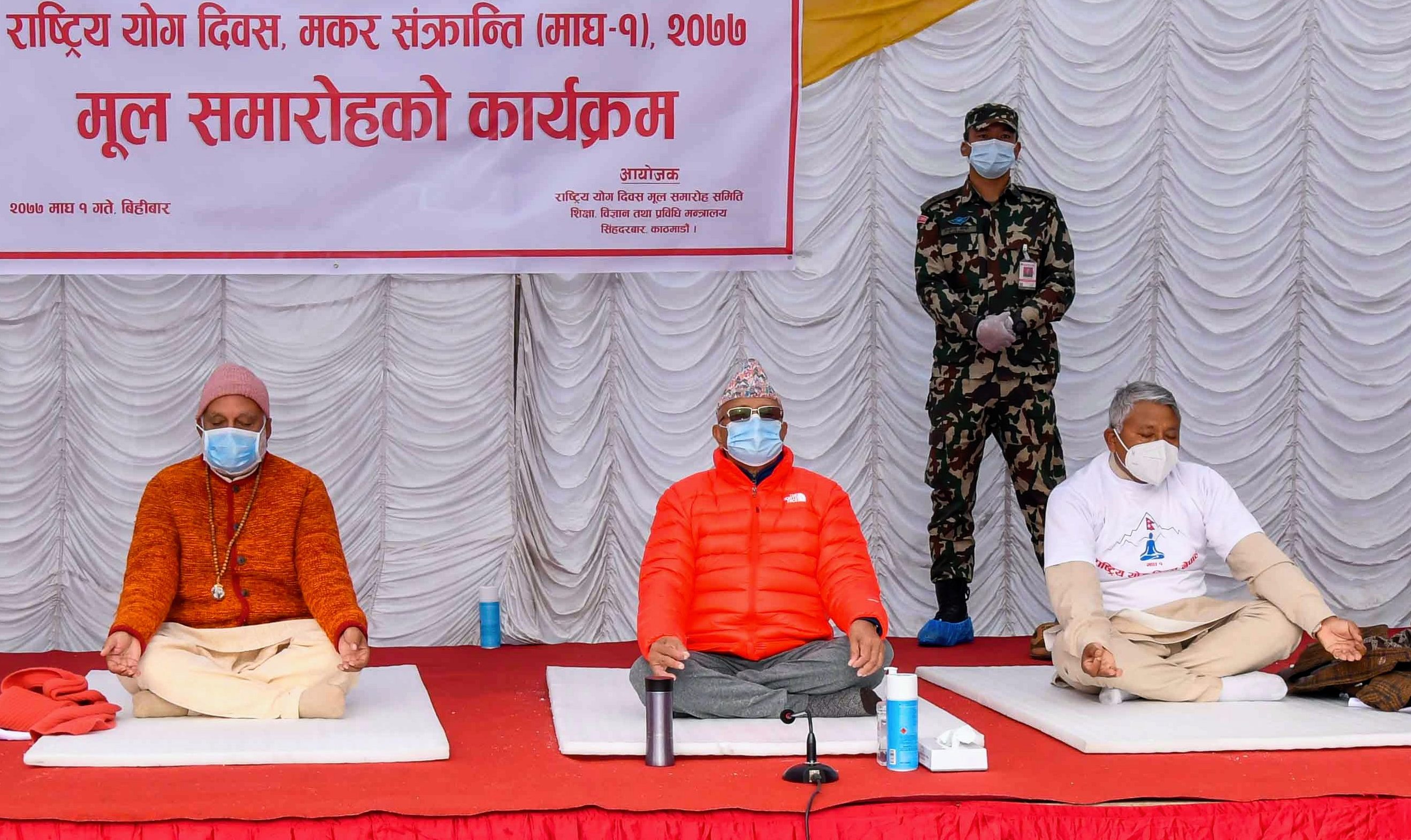 योगासनमा प्रधानमन्त्री [तस्वीरहरू]